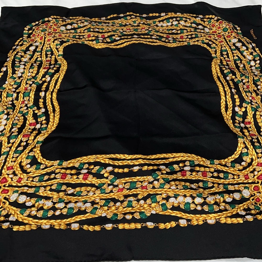Beautiful Jewel Motif Silk Scart, Chanel. - Picture 2 of 9